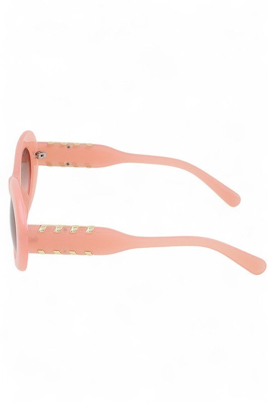 Iconic retro oval sunglasses